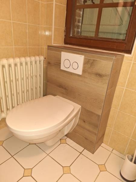 Installation de WC suspendu Geberit avec chasse d'eau encastrée à Soligny-la-Trappe
