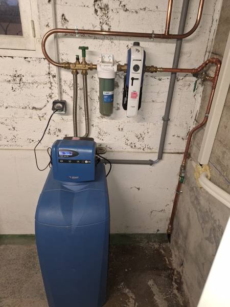 Installation d'un adoucisseur d'eau BWT dans une cave de maison par Chauff'ô à Verneuil d'Avre et d'Iton