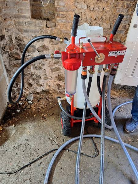 Prestation de désembouage de chaudière encrassée à Houdan : avant / après désembouage, une eau claire et un circuit épuré