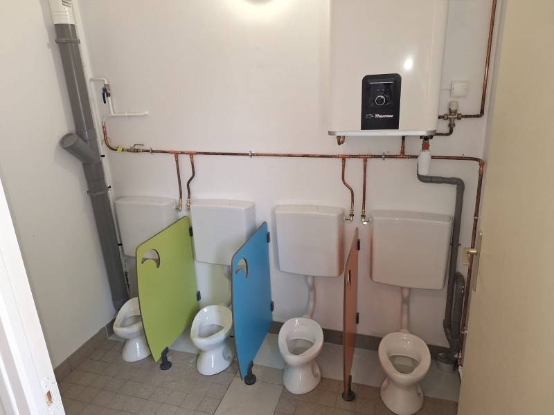 Petits wc installés pour une école à bernay