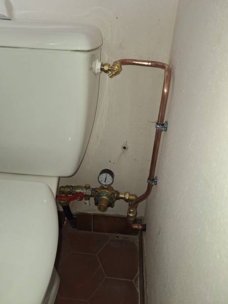 Remplacement de WC avec réducteur de pression - Plombier à Evreux